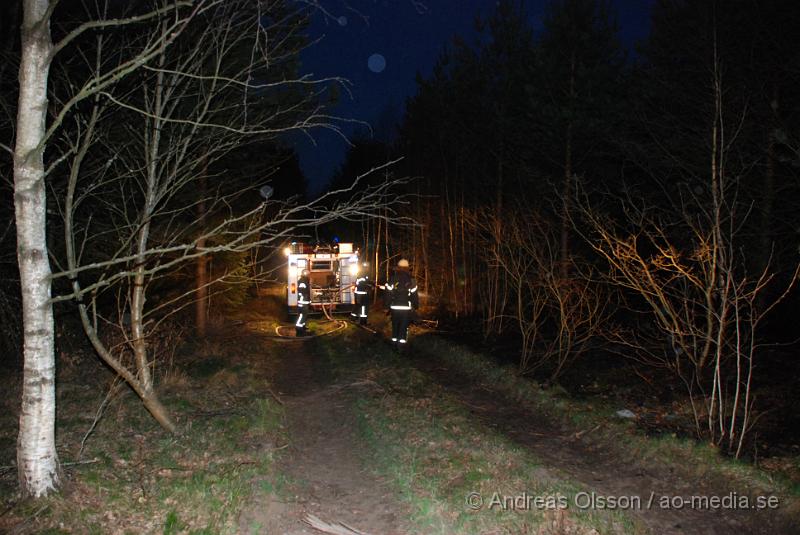 DSC_0049.JPG - Vid 20,35 larmades Räddningstjänsten från Klippan och Ljungbyhed på en skogsbrand vid Sorrödssjön väg 108. Ljungbyhed var först på plats och kunde släcka ner branden som var på ca 30x3m och spred sig. När Klippan kom fram fortsatte man med eftersläckningar och dränkte området med vatten.