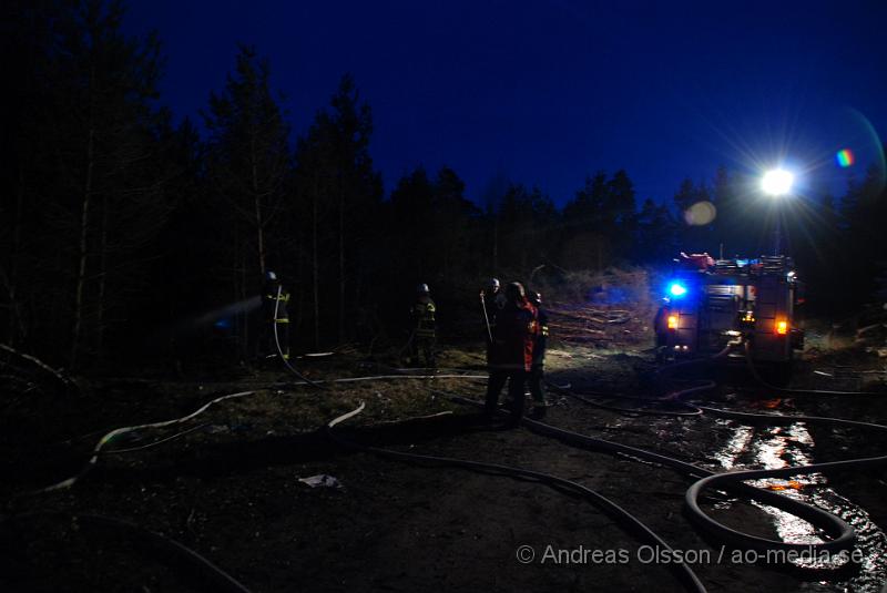 DSC_0050.JPG - Vid 20,35 larmades Räddningstjänsten från Klippan och Ljungbyhed på en skogsbrand vid Sorrödssjön väg 108. Ljungbyhed var först på plats och kunde släcka ner branden som var på ca 30x3m och spred sig. När Klippan kom fram fortsatte man med eftersläckningar och dränkte området med vatten.