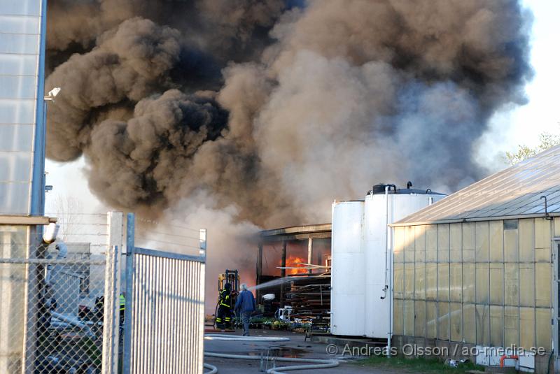 DSC_0014brand1.jpg - vid 19,15 tiden larmades räddningstjänsten i Klippan till Kvidinge där det skulle brinna i en byggnad. Innan dem anlände till platsen begärde dem förstärkning från Åstorp då man såg mycket tjock, svart rök komma från Kvidinge. Även Kvidinges och Bjuvs räddningstjänst larmades till platsen. Inga personer ska ha kommit till skada.