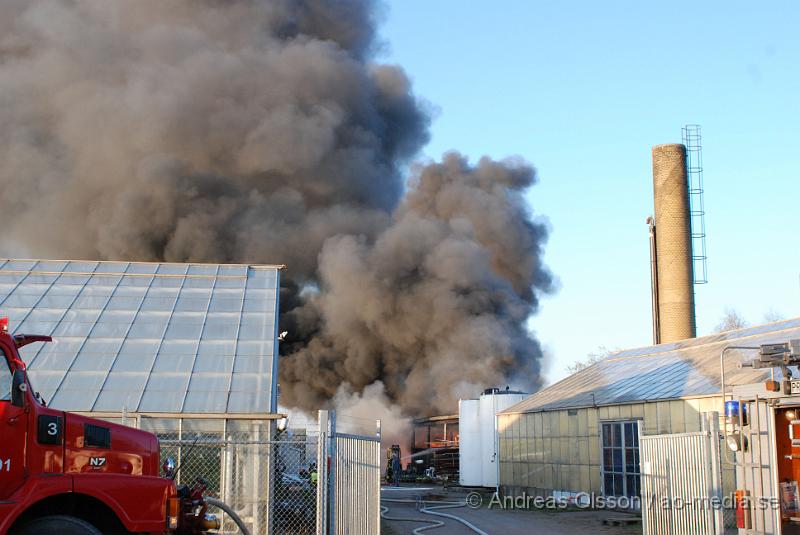 DSC_0015.JPG - vid 19,15 tiden larmades räddningstjänsten i Klippan till Kvidinge där det skulle brinna i en byggnad. Innan dem anlände till platsen begärde dem förstärkning från Åstorp då man såg mycket tjock, svart rök komma från Kvidinge. Även Kvidinges och Bjuvs räddningstjänst larmades till platsen. Inga personer ska ha kommit till skada.