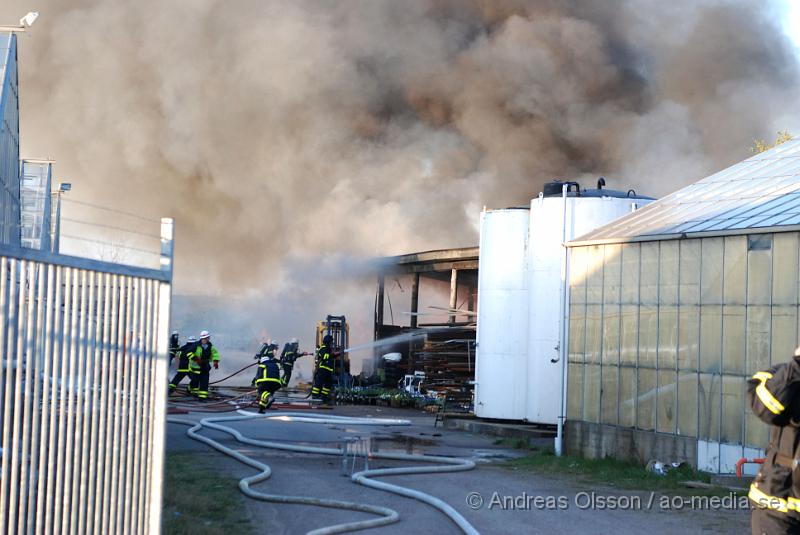 DSC_0016.JPG - vid 19,15 tiden larmades räddningstjänsten i Klippan till Kvidinge där det skulle brinna i en byggnad. Innan dem anlände till platsen begärde dem förstärkning från Åstorp då man såg mycket tjock, svart rök komma från Kvidinge. Även Kvidinges och Bjuvs räddningstjänst larmades till platsen. Inga personer ska ha kommit till skada.