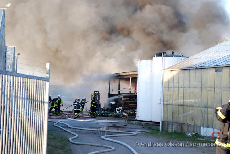 DSC_0016brand2.jpg - vid 19,15 tiden larmades räddningstjänsten i Klippan till Kvidinge där det skulle brinna i en byggnad. Innan dem anlände till platsen begärde dem förstärkning från Åstorp då man såg mycket tjock, svart rök komma från Kvidinge. Även Kvidinges och Bjuvs räddningstjänst larmades till platsen. Inga personer ska ha kommit till skada.