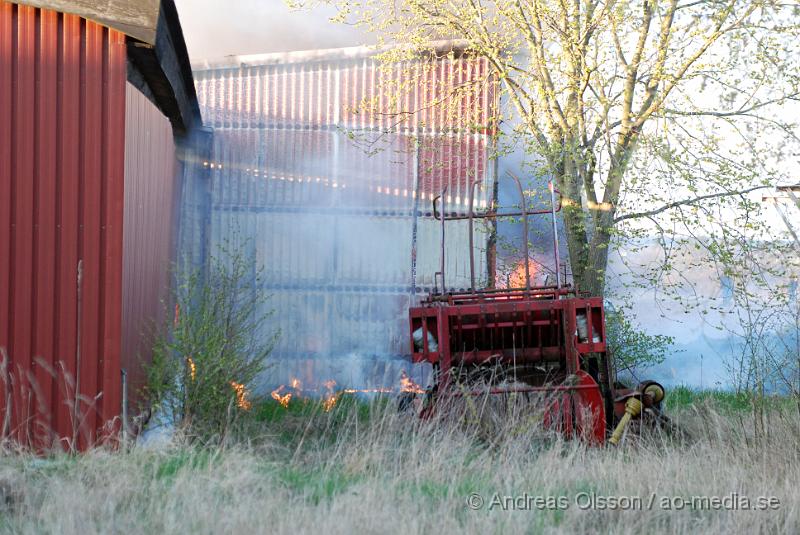 DSC_0018brand3.jpg - vid 19,15 tiden larmades räddningstjänsten i Klippan till Kvidinge där det skulle brinna i en byggnad. Innan dem anlände till platsen begärde dem förstärkning från Åstorp då man såg mycket tjock, svart rök komma från Kvidinge. Även Kvidinges och Bjuvs räddningstjänst larmades till platsen. Inga personer ska ha kommit till skada.