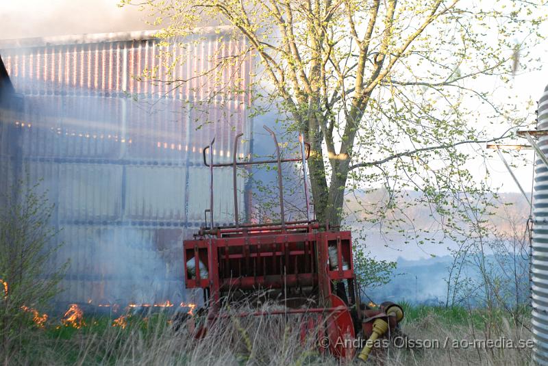 DSC_0019.JPG - vid 19,15 tiden larmades räddningstjänsten i Klippan till Kvidinge där det skulle brinna i en byggnad. Innan dem anlände till platsen begärde dem förstärkning från Åstorp då man såg mycket tjock, svart rök komma från Kvidinge. Även Kvidinges och Bjuvs räddningstjänst larmades till platsen. Inga personer ska ha kommit till skada.