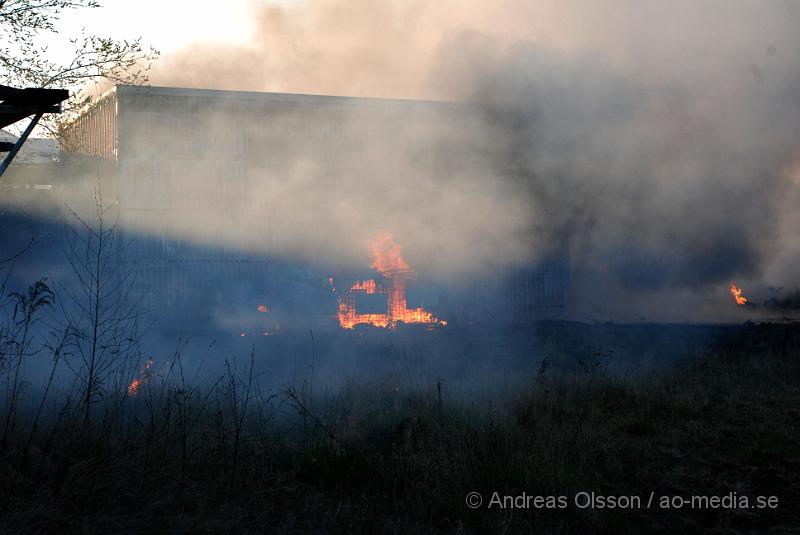 DSC_0020.JPG - vid 19,15 tiden larmades räddningstjänsten i Klippan till Kvidinge där det skulle brinna i en byggnad. Innan dem anlände till platsen begärde dem förstärkning från Åstorp då man såg mycket tjock, svart rök komma från Kvidinge. Även Kvidinges och Bjuvs räddningstjänst larmades till platsen. Inga personer ska ha kommit till skada.