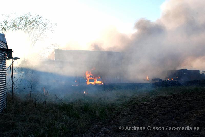 DSC_0021brand4.jpg - vid 19,15 tiden larmades räddningstjänsten i Klippan till Kvidinge där det skulle brinna i en byggnad. Innan dem anlände till platsen begärde dem förstärkning från Åstorp då man såg mycket tjock, svart rök komma från Kvidinge. Även Kvidinges och Bjuvs räddningstjänst larmades till platsen. Inga personer ska ha kommit till skada.