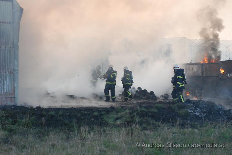 DSC_0032.JPG - vid 19,15 tiden larmades räddningstjänsten i Klippan till Kvidinge där det skulle brinna i en byggnad. Innan dem anlände till platsen begärde dem förstärkning från Åstorp då man såg mycket tjock, svart rök komma från Kvidinge. Även Kvidinges och Bjuvs räddningstjänst larmades till platsen. Inga personer ska ha kommit till skada.