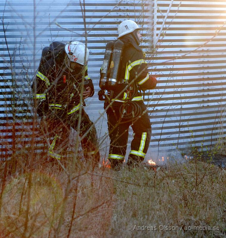 DSC_0034brand6.jpg - vid 19,15 tiden larmades räddningstjänsten i Klippan till Kvidinge där det skulle brinna i en byggnad. Innan dem anlände till platsen begärde dem förstärkning från Åstorp då man såg mycket tjock, svart rök komma från Kvidinge. Även Kvidinges och Bjuvs räddningstjänst larmades till platsen. Inga personer ska ha kommit till skada.