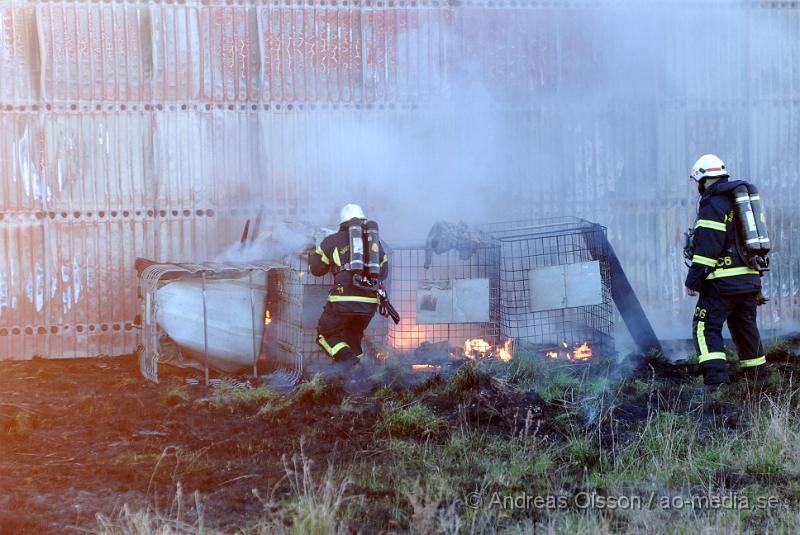 DSC_0036brand7.jpg - vid 19,15 tiden larmades räddningstjänsten i Klippan till Kvidinge där det skulle brinna i en byggnad. Innan dem anlände till platsen begärde dem förstärkning från Åstorp då man såg mycket tjock, svart rök komma från Kvidinge. Även Kvidinges och Bjuvs räddningstjänst larmades till platsen. Inga personer ska ha kommit till skada.