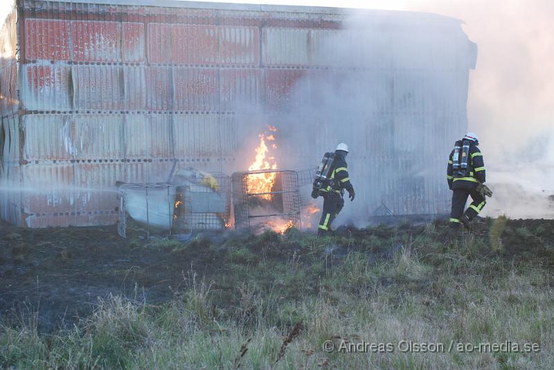 DSC_0039.JPG - vid 19,15 tiden larmades räddningstjänsten i Klippan till Kvidinge där det skulle brinna i en byggnad. Innan dem anlände till platsen begärde dem förstärkning från Åstorp då man såg mycket tjock, svart rök komma från Kvidinge. Även Kvidinges och Bjuvs räddningstjänst larmades till platsen. Inga personer ska ha kommit till skada.