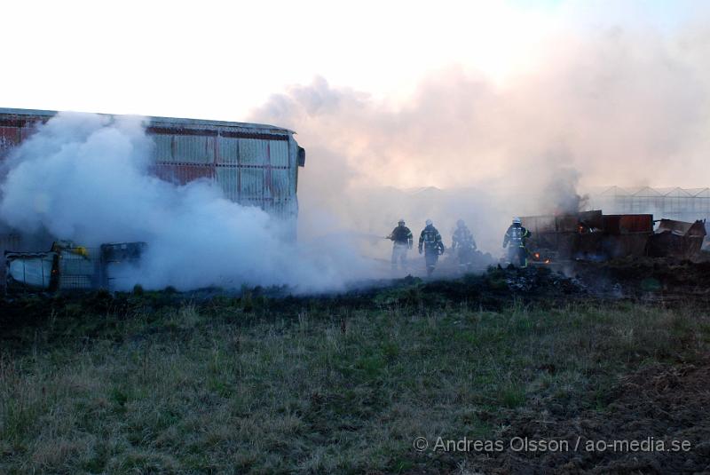 DSC_0040brand8.jpg - vid 19,15 tiden larmades räddningstjänsten i Klippan till Kvidinge där det skulle brinna i en byggnad. Innan dem anlände till platsen begärde dem förstärkning från Åstorp då man såg mycket tjock, svart rök komma från Kvidinge. Även Kvidinges och Bjuvs räddningstjänst larmades till platsen. Inga personer ska ha kommit till skada.