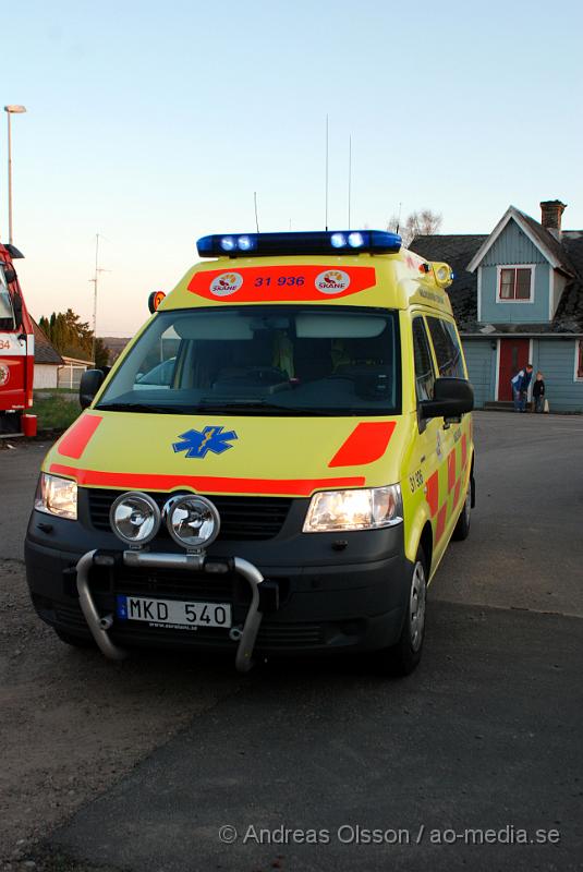 DSC_0046ambulans.jpg - vid 19,15 tiden larmades räddningstjänsten i Klippan till Kvidinge där det skulle brinna i en byggnad. Innan dem anlände till platsen begärde dem förstärkning från Åstorp då man såg mycket tjock, svart rök komma från Kvidinge. Även Kvidinges och Bjuvs räddningstjänst larmades till platsen. Inga personer ska ha kommit till skada.