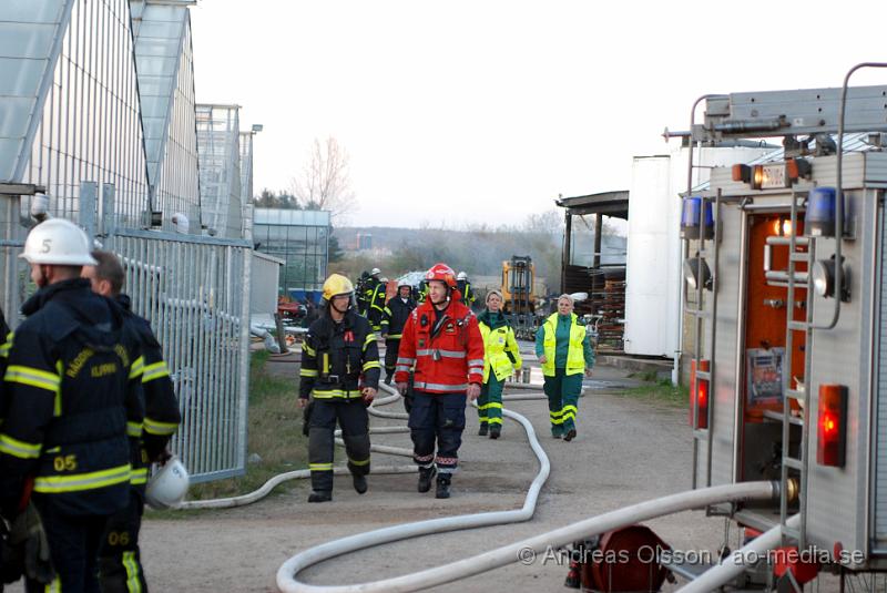 DSC_0051brand9.jpg - vid 19,15 tiden larmades räddningstjänsten i Klippan till Kvidinge där det skulle brinna i en byggnad. Innan dem anlände till platsen begärde dem förstärkning från Åstorp då man såg mycket tjock, svart rök komma från Kvidinge. Även Kvidinges och Bjuvs räddningstjänst larmades till platsen. Inga personer ska ha kommit till skada.