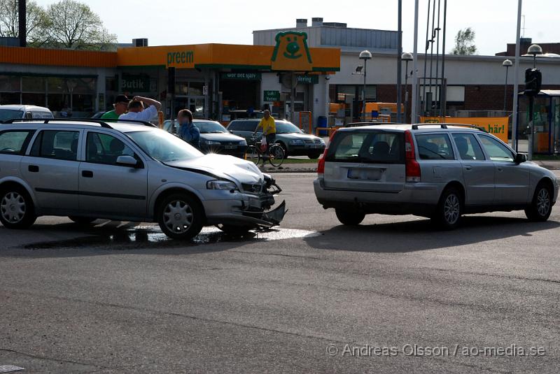 DSC_0001.JPG - Vid 17,30 tiden inträffade en mindre trafikolycka vid "Preem korset" i Klippan. Inga personer kom till skada och varken ambulans eller räddningstjänst kallades till platsen.