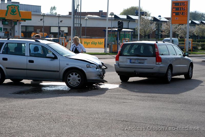 DSC_0011.JPG - Vid 17,30 tiden inträffade en mindre trafikolycka vid "Preem korset" i Klippan. Inga personer kom till skada och varken ambulans eller räddningstjänst kallades till platsen.