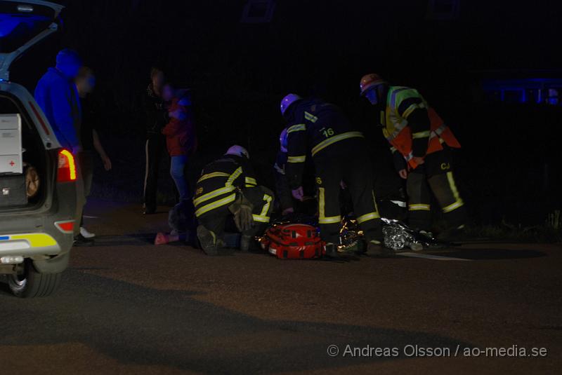 DSC_0012.JPG - Vid 22 tiden larmades Räddningstjänst, Polis och Ambulans till en trafikolycka bara ett 10 tal meter ifrån den där mycket tragiska gokart olyckan inträffade bara 2 dagar tidigare, där en ung man miste livet. Det var en yngre person som blivit påkörd av en personbil. Enligt tidiningarna ska killen inte vara allvarligt skadad men är förd med ambulans till lasarettet i Helsingborg. Föraren i personbilen klara sig utan fysiska skador men chockades vid händelsen.