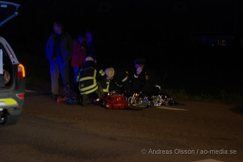 DSC_0014.JPG - Vid 22 tiden larmades Räddningstjänst, Polis och Ambulans till en trafikolycka bara ett 10 tal meter ifrån den där mycket tragiska gokart olyckan inträffade bara 2 dagar tidigare, där en ung man miste livet. Det var en yngre person som blivit påkörd av en personbil. Enligt tidiningarna ska killen inte vara allvarligt skadad men är förd med ambulans till lasarettet i Helsingborg. Föraren i personbilen klara sig utan fysiska skador men chockades vid händelsen.