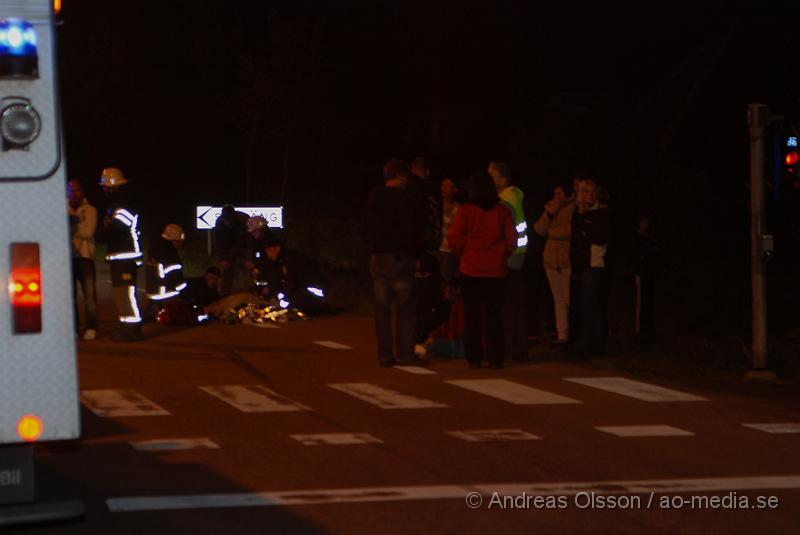 DSC_0016.JPG - Vid 22 tiden larmades Räddningstjänst, Polis och Ambulans till en trafikolycka bara ett 10 tal meter ifrån den där mycket tragiska gokart olyckan inträffade bara 2 dagar tidigare, där en ung man miste livet. Det var en yngre person som blivit påkörd av en personbil. Enligt tidiningarna ska killen inte vara allvarligt skadad men är förd med ambulans till lasarettet i Helsingborg. Föraren i personbilen klara sig utan fysiska skador men chockades vid händelsen.