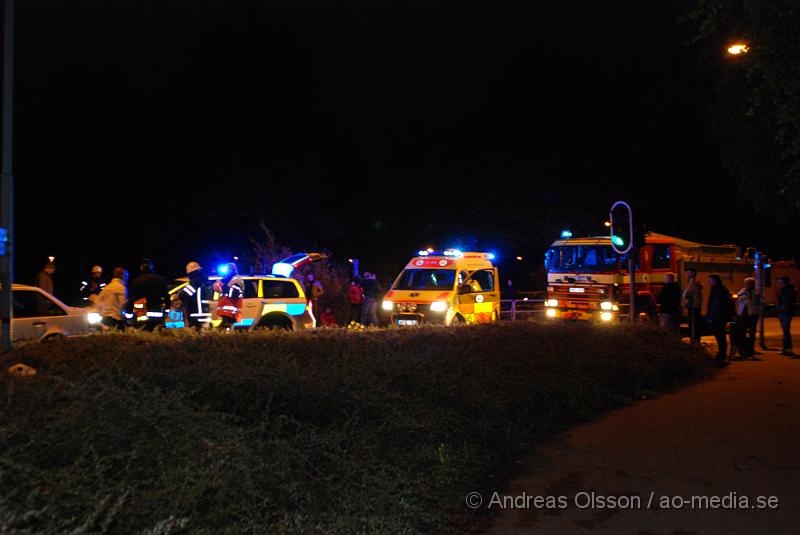 DSC_0017.JPG - Vid 22 tiden larmades Räddningstjänst, Polis och Ambulans till en trafikolycka bara ett 10 tal meter ifrån den där mycket tragiska gokart olyckan inträffade bara 2 dagar tidigare, där en ung man miste livet. Det var en yngre person som blivit påkörd av en personbil. Enligt tidiningarna ska killen inte vara allvarligt skadad men är förd med ambulans till lasarettet i Helsingborg. Föraren i personbilen klara sig utan fysiska skador men chockades vid händelsen.