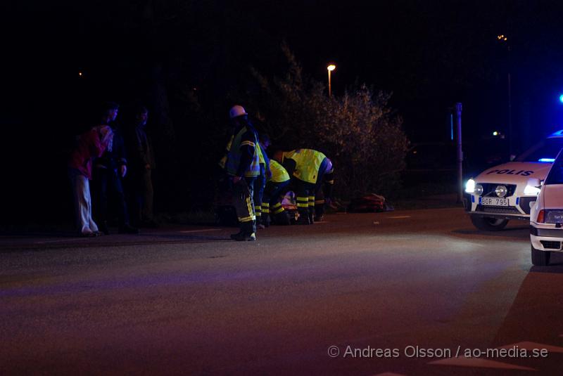 DSC_0022.JPG - Vid 22 tiden larmades Räddningstjänst, Polis och Ambulans till en trafikolycka bara ett 10 tal meter ifrån den där mycket tragiska gokart olyckan inträffade bara 2 dagar tidigare, där en ung man miste livet. Det var en yngre person som blivit påkörd av en personbil. Enligt tidiningarna ska killen inte vara allvarligt skadad men är förd med ambulans till lasarettet i Helsingborg. Föraren i personbilen klara sig utan fysiska skador men chockades vid händelsen.