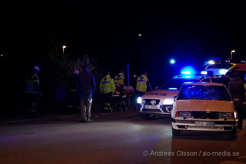 DSC_0024.JPG - Vid 22 tiden larmades Räddningstjänst, Polis och Ambulans till en trafikolycka bara ett 10 tal meter ifrån den där mycket tragiska gokart olyckan inträffade bara 2 dagar tidigare, där en ung man miste livet. Det var en yngre person som blivit påkörd av en personbil. Enligt tidiningarna ska killen inte vara allvarligt skadad men är förd med ambulans till lasarettet i Helsingborg. Föraren i personbilen klara sig utan fysiska skador men chockades vid händelsen.