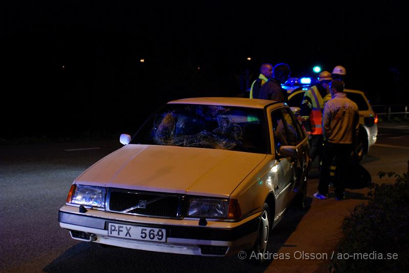 DSC_0028.JPG - Vid 22 tiden larmades Räddningstjänst, Polis och Ambulans till en trafikolycka bara ett 10 tal meter ifrån den där mycket tragiska gokart olyckan inträffade bara 2 dagar tidigare, där en ung man miste livet. Det var en yngre person som blivit påkörd av en personbil. Enligt tidiningarna ska killen inte vara allvarligt skadad men är förd med ambulans till lasarettet i Helsingborg. Föraren i personbilen klara sig utan fysiska skador men chockades vid händelsen.