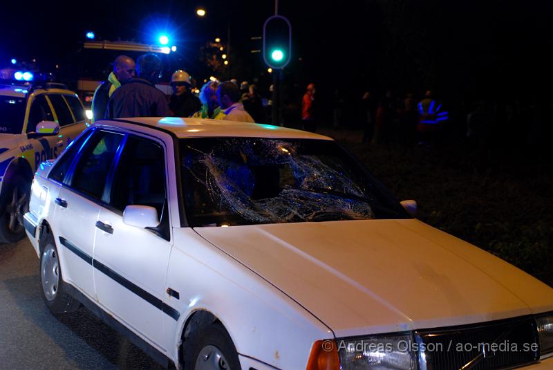 DSC_0030.JPG - Vid 22 tiden larmades Räddningstjänst, Polis och Ambulans till en trafikolycka bara ett 10 tal meter ifrån den där mycket tragiska gokart olyckan inträffade bara 2 dagar tidigare, där en ung man miste livet. Det var en yngre person som blivit påkörd av en personbil. Enligt tidiningarna ska killen inte vara allvarligt skadad men är förd med ambulans till lasarettet i Helsingborg. Föraren i personbilen klara sig utan fysiska skador men chockades vid händelsen.