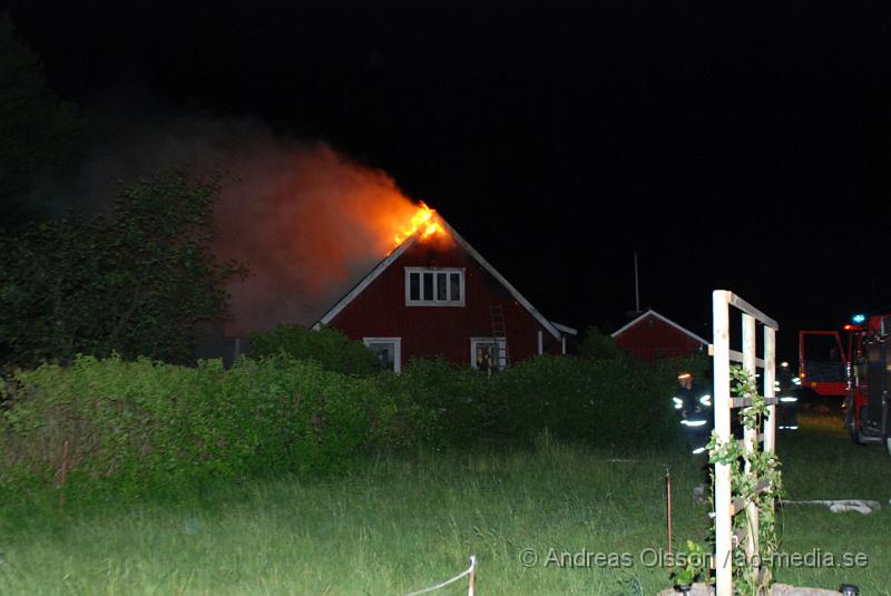 DSC_0003.JPG - Vid 00:15 larmades Räddningstjänsten från Klippan, Ljungbyhed och Åstorp, samt Ambulans och Polis till en villa brand i Söndraby utanför klippan. Branden ska ha startat i ett pannrum sidan om huset som sedan spred sig till boningshusets tak som brann kraftigt när räddningstjänsten kom fram. Huset förstördes mer eller mindre helt av rök och vattenskador. Inga personer ska ha kommit till skada.