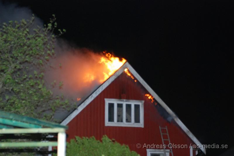 DSC_0004.JPG - Vid 00:15 larmades Räddningstjänsten från Klippan, Ljungbyhed och Åstorp, samt Ambulans och Polis till en villa brand i Söndraby utanför klippan. Branden ska ha startat i ett pannrum sidan om huset som sedan spred sig till boningshusets tak som brann kraftigt när räddningstjänsten kom fram. Huset förstördes mer eller mindre helt av rök och vattenskador. Inga personer ska ha kommit till skada.