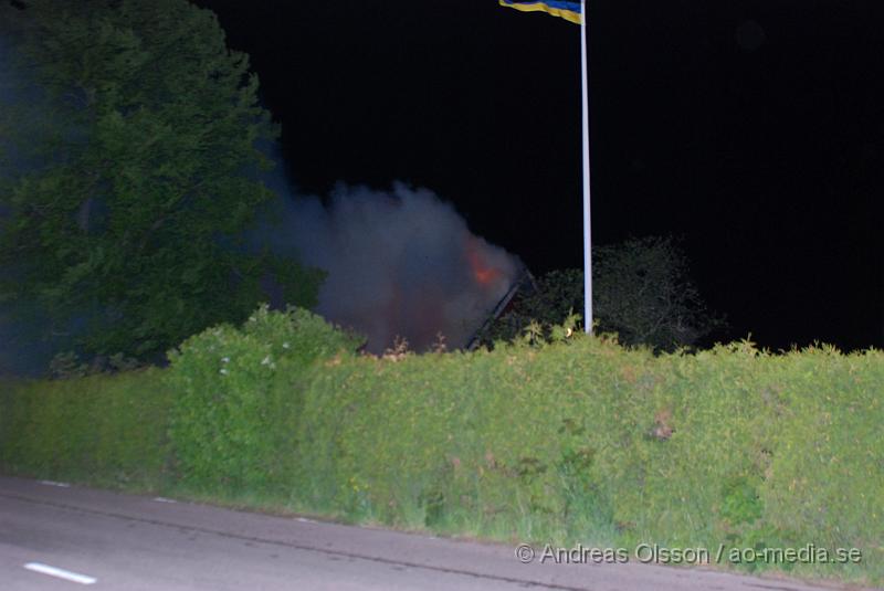 DSC_0006.JPG - Vid 00:15 larmades Räddningstjänsten från Klippan, Ljungbyhed och Åstorp, samt Ambulans och Polis till en villa brand i Söndraby utanför klippan. Branden ska ha startat i ett pannrum sidan om huset som sedan spred sig till boningshusets tak som brann kraftigt när räddningstjänsten kom fram. Huset förstördes mer eller mindre helt av rök och vattenskador. Inga personer ska ha kommit till skada.