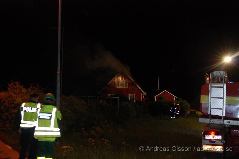 DSC_0008.JPG - Vid 00:15 larmades Räddningstjänsten från Klippan, Ljungbyhed och Åstorp, samt Ambulans och Polis till en villa brand i Söndraby utanför klippan. Branden ska ha startat i ett pannrum sidan om huset som sedan spred sig till boningshusets tak som brann kraftigt när räddningstjänsten kom fram. Huset förstördes mer eller mindre helt av rök och vattenskador. Inga personer ska ha kommit till skada.