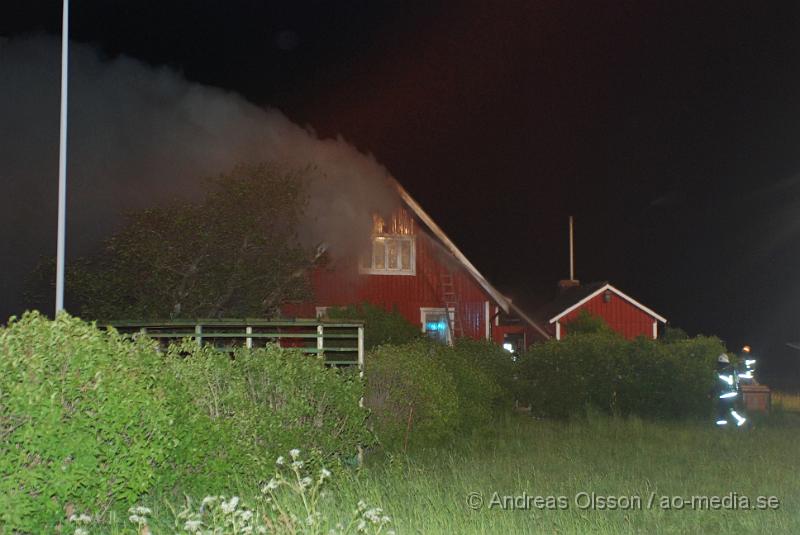 DSC_0010.JPG - Vid 00:15 larmades Räddningstjänsten från Klippan, Ljungbyhed och Åstorp, samt Ambulans och Polis till en villa brand i Söndraby utanför klippan. Branden ska ha startat i ett pannrum sidan om huset som sedan spred sig till boningshusets tak som brann kraftigt när räddningstjänsten kom fram. Huset förstördes mer eller mindre helt av rök och vattenskador. Inga personer ska ha kommit till skada.