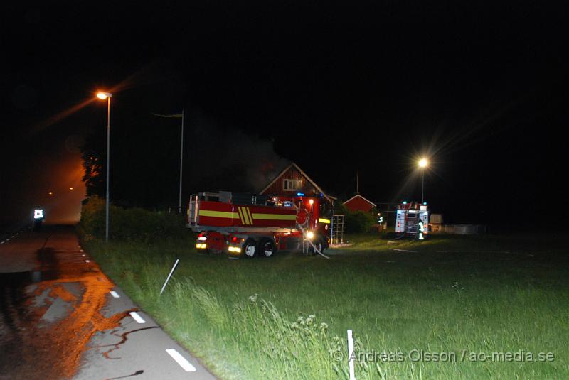 DSC_0012.JPG - Vid 00:15 larmades Räddningstjänsten från Klippan, Ljungbyhed och Åstorp, samt Ambulans och Polis till en villa brand i Söndraby utanför klippan. Branden ska ha startat i ett pannrum sidan om huset som sedan spred sig till boningshusets tak som brann kraftigt när räddningstjänsten kom fram. Huset förstördes mer eller mindre helt av rök och vattenskador. Inga personer ska ha kommit till skada.