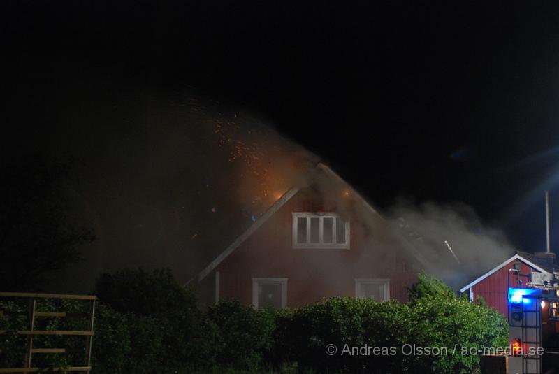 DSC_0017.JPG - Vid 00:15 larmades Räddningstjänsten från Klippan, Ljungbyhed och Åstorp, samt Ambulans och Polis till en villa brand i Söndraby utanför klippan. Branden ska ha startat i ett pannrum sidan om huset som sedan spred sig till boningshusets tak som brann kraftigt när räddningstjänsten kom fram. Huset förstördes mer eller mindre helt av rök och vattenskador. Inga personer ska ha kommit till skada.