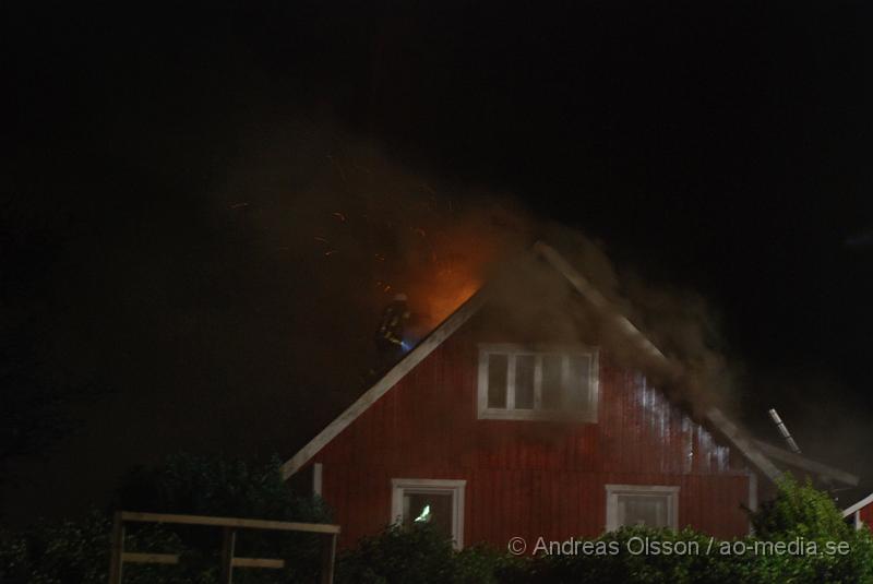 DSC_0018.JPG - Vid 00:15 larmades Räddningstjänsten från Klippan, Ljungbyhed och Åstorp, samt Ambulans och Polis till en villa brand i Söndraby utanför klippan. Branden ska ha startat i ett pannrum sidan om huset som sedan spred sig till boningshusets tak som brann kraftigt när räddningstjänsten kom fram. Huset förstördes mer eller mindre helt av rök och vattenskador. Inga personer ska ha kommit till skada.