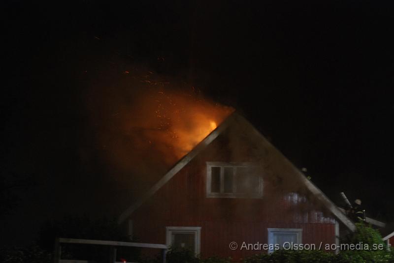 DSC_0021.JPG - Vid 00:15 larmades Räddningstjänsten från Klippan, Ljungbyhed och Åstorp, samt Ambulans och Polis till en villa brand i Söndraby utanför klippan. Branden ska ha startat i ett pannrum sidan om huset som sedan spred sig till boningshusets tak som brann kraftigt när räddningstjänsten kom fram. Huset förstördes mer eller mindre helt av rök och vattenskador. Inga personer ska ha kommit till skada.