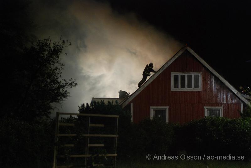 DSC_0030.JPG - Vid 00:15 larmades Räddningstjänsten från Klippan, Ljungbyhed och Åstorp, samt Ambulans och Polis till en villa brand i Söndraby utanför klippan. Branden ska ha startat i ett pannrum sidan om huset som sedan spred sig till boningshusets tak som brann kraftigt när räddningstjänsten kom fram. Huset förstördes mer eller mindre helt av rök och vattenskador. Inga personer ska ha kommit till skada.