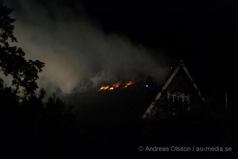 DSC_0031.JPG - Vid 00:15 larmades Räddningstjänsten från Klippan, Ljungbyhed och Åstorp, samt Ambulans och Polis till en villa brand i Söndraby utanför klippan. Branden ska ha startat i ett pannrum sidan om huset som sedan spred sig till boningshusets tak som brann kraftigt när räddningstjänsten kom fram. Huset förstördes mer eller mindre helt av rök och vattenskador. Inga personer ska ha kommit till skada.