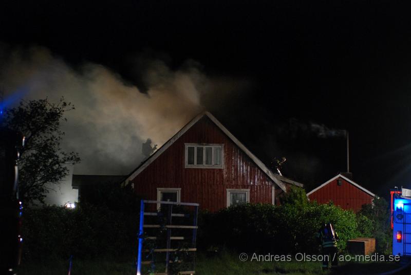 DSC_0038.JPG - Vid 00:15 larmades Räddningstjänsten från Klippan, Ljungbyhed och Åstorp, samt Ambulans och Polis till en villa brand i Söndraby utanför klippan. Branden ska ha startat i ett pannrum sidan om huset som sedan spred sig till boningshusets tak som brann kraftigt när räddningstjänsten kom fram. Huset förstördes mer eller mindre helt av rök och vattenskador. Inga personer ska ha kommit till skada.