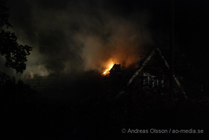 DSC_0041.JPG - Vid 00:15 larmades Räddningstjänsten från Klippan, Ljungbyhed och Åstorp, samt Ambulans och Polis till en villa brand i Söndraby utanför klippan. Branden ska ha startat i ett pannrum sidan om huset som sedan spred sig till boningshusets tak som brann kraftigt när räddningstjänsten kom fram. Huset förstördes mer eller mindre helt av rök och vattenskador. Inga personer ska ha kommit till skada.