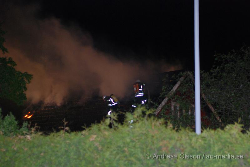 DSC_0044.JPG - Vid 00:15 larmades Räddningstjänsten från Klippan, Ljungbyhed och Åstorp, samt Ambulans och Polis till en villa brand i Söndraby utanför klippan. Branden ska ha startat i ett pannrum sidan om huset som sedan spred sig till boningshusets tak som brann kraftigt när räddningstjänsten kom fram. Huset förstördes mer eller mindre helt av rök och vattenskador. Inga personer ska ha kommit till skada.