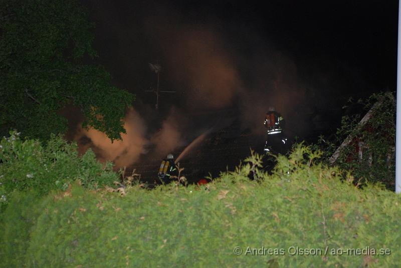 DSC_0047.JPG - Vid 00:15 larmades Räddningstjänsten från Klippan, Ljungbyhed och Åstorp, samt Ambulans och Polis till en villa brand i Söndraby utanför klippan. Branden ska ha startat i ett pannrum sidan om huset som sedan spred sig till boningshusets tak som brann kraftigt när räddningstjänsten kom fram. Huset förstördes mer eller mindre helt av rök och vattenskador. Inga personer ska ha kommit till skada.