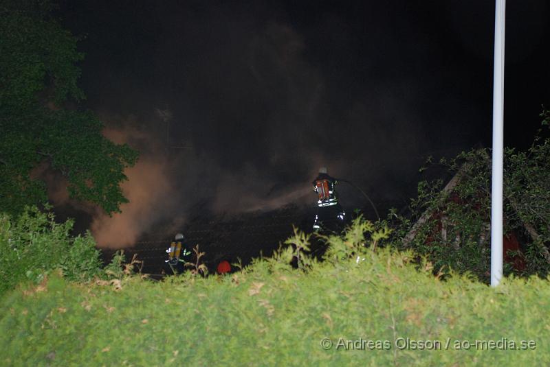 DSC_0048.JPG - Vid 00:15 larmades Räddningstjänsten från Klippan, Ljungbyhed och Åstorp, samt Ambulans och Polis till en villa brand i Söndraby utanför klippan. Branden ska ha startat i ett pannrum sidan om huset som sedan spred sig till boningshusets tak som brann kraftigt när räddningstjänsten kom fram. Huset förstördes mer eller mindre helt av rök och vattenskador. Inga personer ska ha kommit till skada.