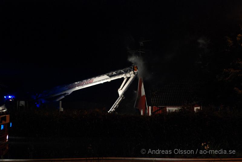 DSC_0050.JPG - Vid 00:15 larmades Räddningstjänsten från Klippan, Ljungbyhed och Åstorp, samt Ambulans och Polis till en villa brand i Söndraby utanför klippan. Branden ska ha startat i ett pannrum sidan om huset som sedan spred sig till boningshusets tak som brann kraftigt när räddningstjänsten kom fram. Huset förstördes mer eller mindre helt av rök och vattenskador. Inga personer ska ha kommit till skada.