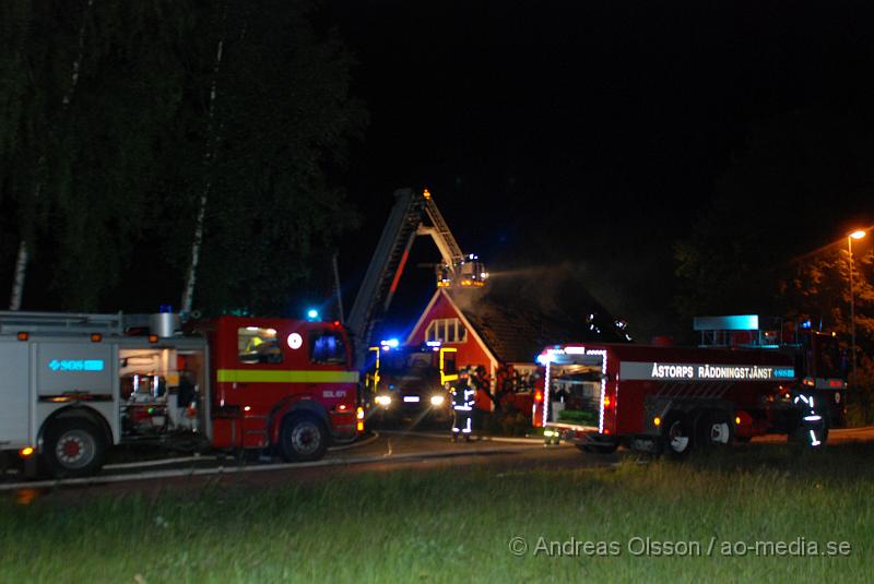 DSC_0055.JPG - Vid 00:15 larmades Räddningstjänsten från Klippan, Ljungbyhed och Åstorp, samt Ambulans och Polis till en villa brand i Söndraby utanför klippan. Branden ska ha startat i ett pannrum sidan om huset som sedan spred sig till boningshusets tak som brann kraftigt när räddningstjänsten kom fram. Huset förstördes mer eller mindre helt av rök och vattenskador. Inga personer ska ha kommit till skada.