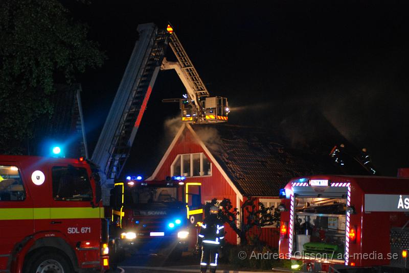 DSC_0056.JPG - Vid 00:15 larmades Räddningstjänsten från Klippan, Ljungbyhed och Åstorp, samt Ambulans och Polis till en villa brand i Söndraby utanför klippan. Branden ska ha startat i ett pannrum sidan om huset som sedan spred sig till boningshusets tak som brann kraftigt när räddningstjänsten kom fram. Huset förstördes mer eller mindre helt av rök och vattenskador. Inga personer ska ha kommit till skada.