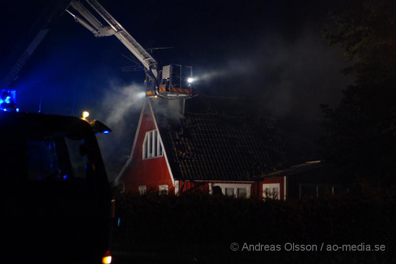 DSC_0060.JPG - Vid 00:15 larmades Räddningstjänsten från Klippan, Ljungbyhed och Åstorp, samt Ambulans och Polis till en villa brand i Söndraby utanför klippan. Branden ska ha startat i ett pannrum sidan om huset som sedan spred sig till boningshusets tak som brann kraftigt när räddningstjänsten kom fram. Huset förstördes mer eller mindre helt av rök och vattenskador. Inga personer ska ha kommit till skada.