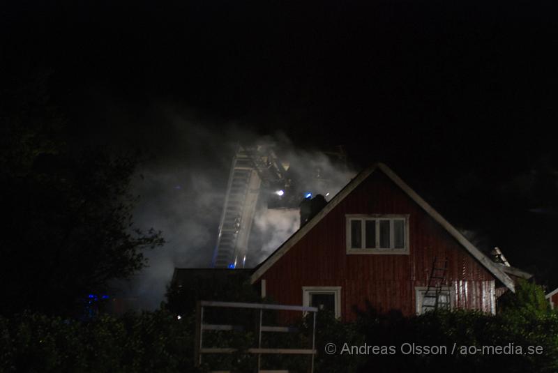 DSC_0062.JPG - Vid 00:15 larmades Räddningstjänsten från Klippan, Ljungbyhed och Åstorp, samt Ambulans och Polis till en villa brand i Söndraby utanför klippan. Branden ska ha startat i ett pannrum sidan om huset som sedan spred sig till boningshusets tak som brann kraftigt när räddningstjänsten kom fram. Huset förstördes mer eller mindre helt av rök och vattenskador. Inga personer ska ha kommit till skada.