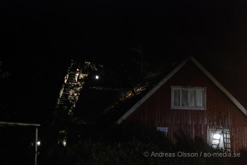 DSC_0063.JPG - Vid 00:15 larmades Räddningstjänsten från Klippan, Ljungbyhed och Åstorp, samt Ambulans och Polis till en villa brand i Söndraby utanför klippan. Branden ska ha startat i ett pannrum sidan om huset som sedan spred sig till boningshusets tak som brann kraftigt när räddningstjänsten kom fram. Huset förstördes mer eller mindre helt av rök och vattenskador. Inga personer ska ha kommit till skada.