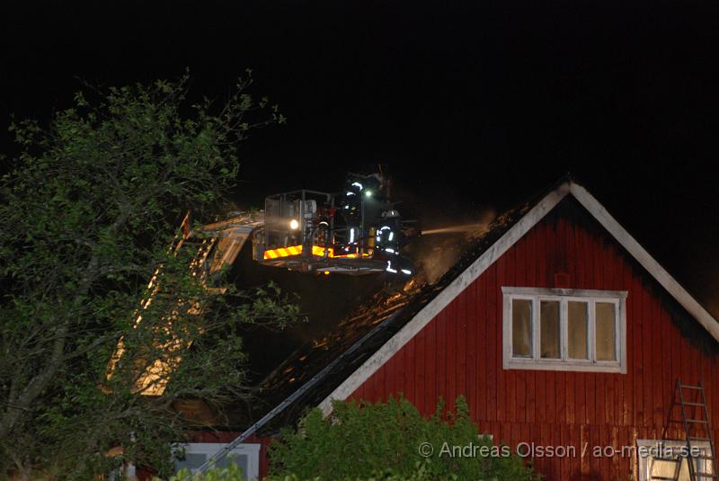 DSC_0065.JPG - Vid 00:15 larmades Räddningstjänsten från Klippan, Ljungbyhed och Åstorp, samt Ambulans och Polis till en villa brand i Söndraby utanför klippan. Branden ska ha startat i ett pannrum sidan om huset som sedan spred sig till boningshusets tak som brann kraftigt när räddningstjänsten kom fram. Huset förstördes mer eller mindre helt av rök och vattenskador. Inga personer ska ha kommit till skada.